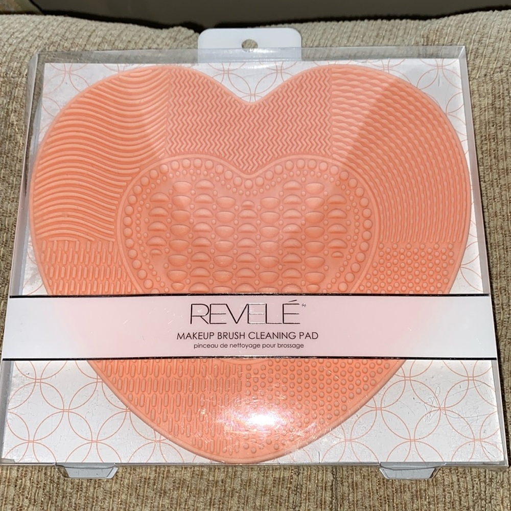 🍑 NWT Revele Large Heart Shaped Silicone Makeup Brush Cleaning Pad
